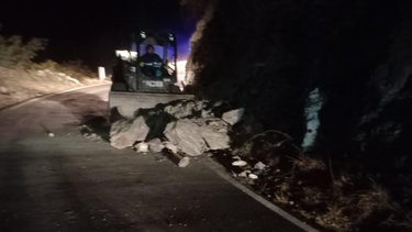 por derrumbes, piden que se transite con precaucion por la cuesta de el portezuelo
