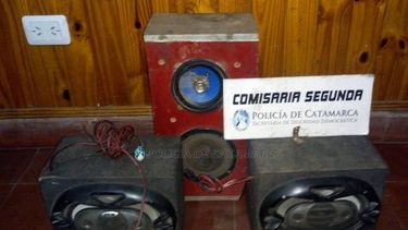 Sustraía parlantes de colectivo