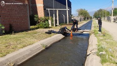 policias salvaron a un perro que era arrastrado por un canal en sumalao