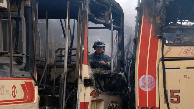 En un incendio en un depósito se quemaron doce ómnibus