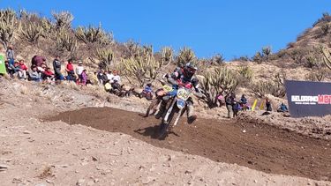 una multitud en campanas del rosario con el mx argentino