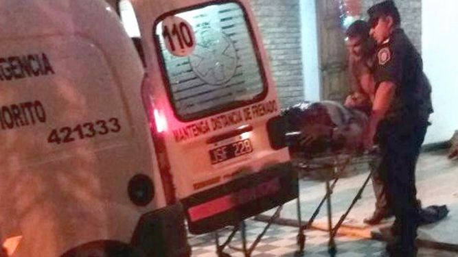 Apuñaló al novio de su ex, hirió a la mujer y se suicidó