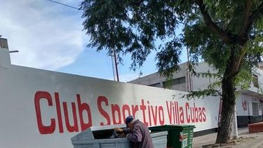 busca comida en contenedores
