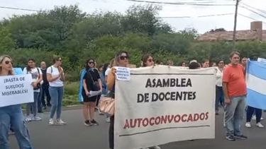 Convocatoria. Los docentes reclamaron por sus derechos laborales.