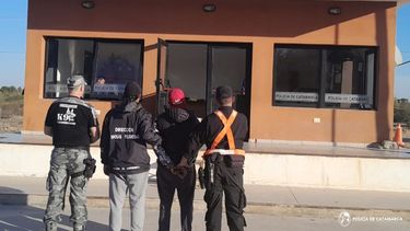 detienen a un hombre y secuestran droga en casa de piedra