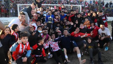 Alegría en el Altiplano. Jugadores, dirigentes e hinchas se unieron en el festejo de la clasificación.