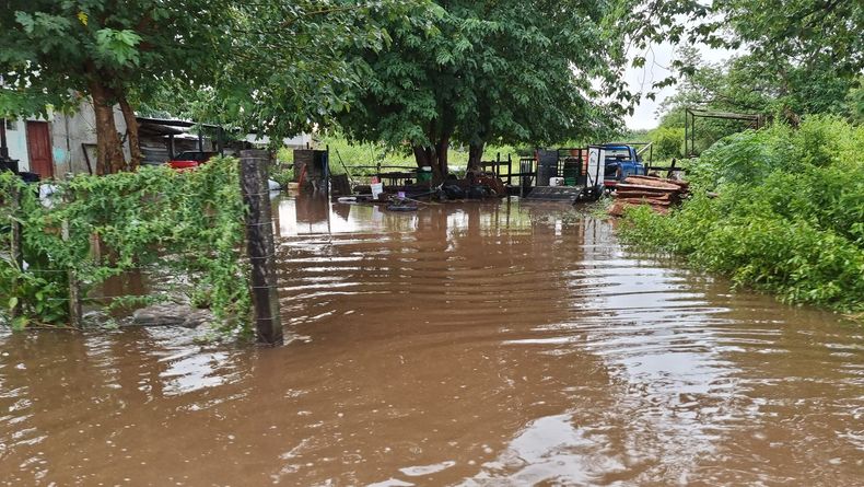 Varias familias aisladas y casas inundadas en Los Altos