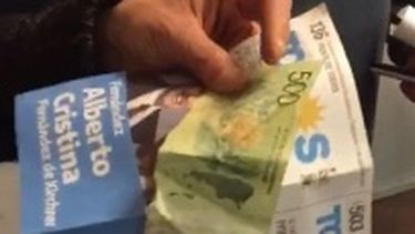 Video: hallaron 500 pesos en un voto del Frente de Todos