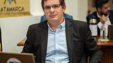 no tienen que pagar los vecinos, reduzcamos los funcionarios
