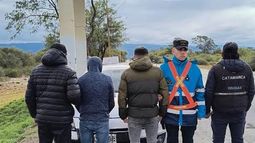Arrestaron a dos jóvenes y le secuestraron un inhibidor de señal y dinero