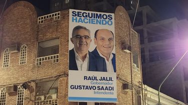 El cartel de Raúl Jalil y Gustavo Saadi que generó polémica.&nbsp;