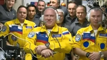 Rusos llegan a la Estación Espacial con los colores de Ucrania