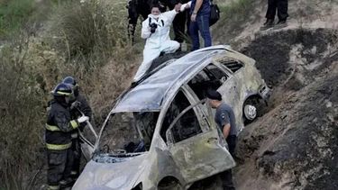 rosario: hallaron un cadaver calcinado dentro de un auto prendido fuego