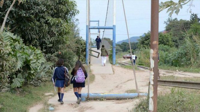 Entre diez, golpearon y abusaron de una compañera