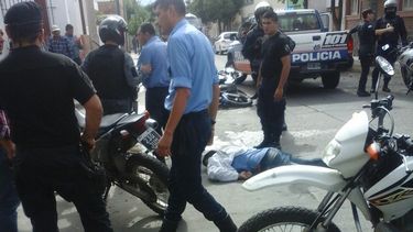 En moto evadió un control caminero, fue perseguido y chocó a un policía