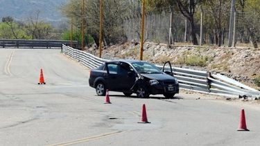Perdió el conocimiento al chocar contra un guardarrail