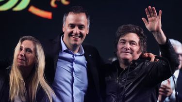 Contraste. La situación de Adorni se complica. La exposición mediática de Libra no tiene correlato judicial.