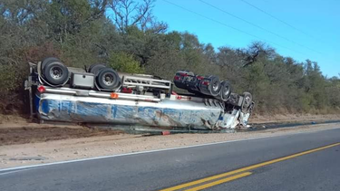 un camion que transportaba combustible volco en la ruta nacional 64