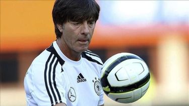 low: espana no va a perder su juego ni su clase