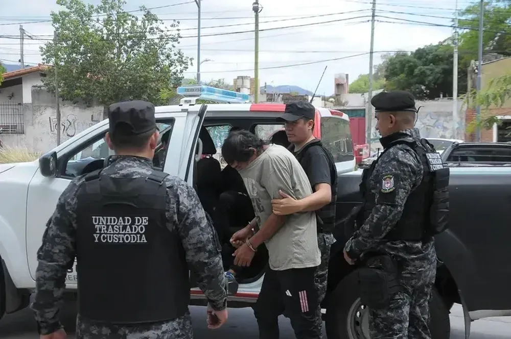 Vera. Si lo condenan, recibirá una pena de prisión perpetua.