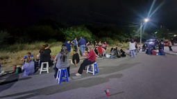 Docentes autoconvocados levantaron la vigilia frente a Casa de Gobierno Docentes autoconvocados levantaron la vigilia frente a Casa de Gobierno