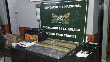 Incautan 30 kilos de droga oculta en bolsas de ajos