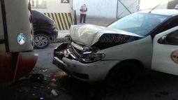 Un colectivo fue embestido por una taxista