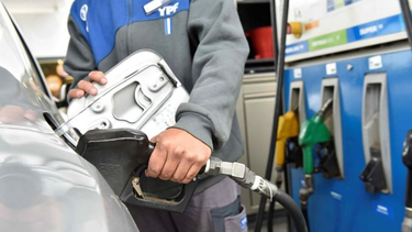 el salario privado rinde doce tanques de nafta menos desde que asumio milei