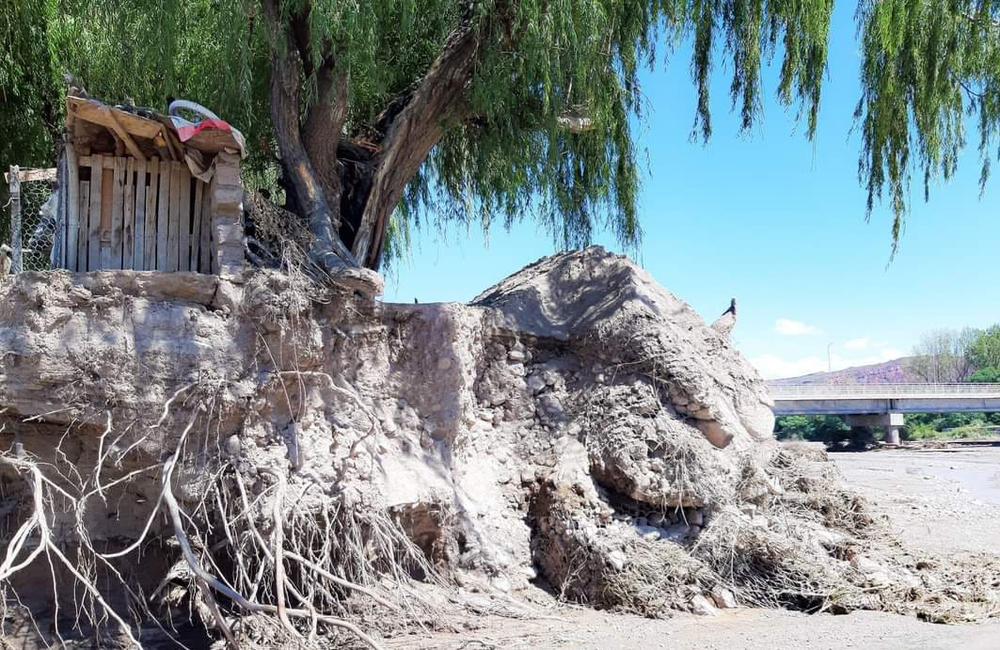 En la ladera. Así había quedado una de las casas tras el aumento de caudal del río ayer.