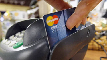 el gobierno habilito la opcion de pagar en dolares con debito o en cuotas