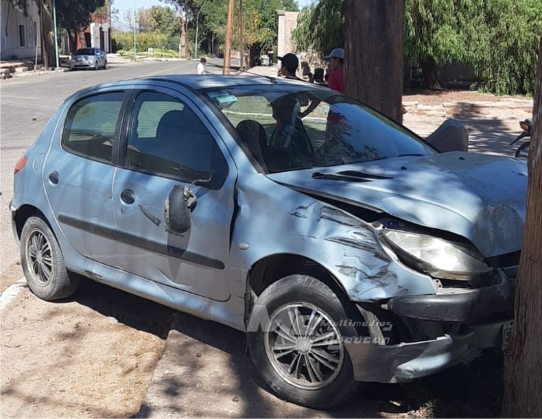 El auto termin&oacute; con serios da&ntilde;os tras impactar con la moto e ir a parar contra un &aacute;rbol.&nbsp;