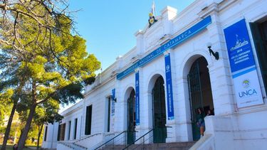 Verticalismo. La UNCA presenta rasgos vinculadosa una estructura poco propensa a los cambios y esencialmente cerrada.