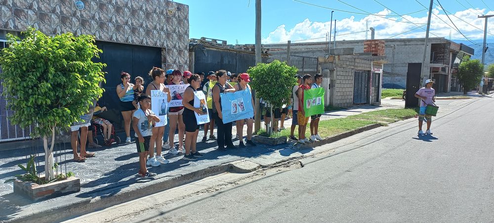 Protesta. Familiares, amigos y vecinos, en el lugar del hecho. Machete ingresa al edificio de fiscalía.&nbsp;