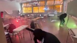 Peligrosa travesura. La viralización de la guerra de las bengalas precipitó la expulsión de los alumnos.