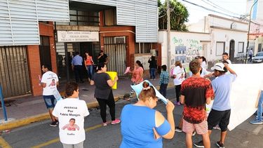 Familiares del joven que murió en la comisaría acusan a la Policía