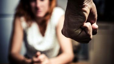 Le pegó a su mujer cuando estaban en la plaza