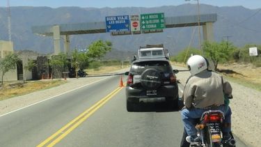 Demoraron a un sujeto que hacía dedo en la ruta con un pequeño de 6 años