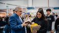 el gobernador recorrio la feria del libro