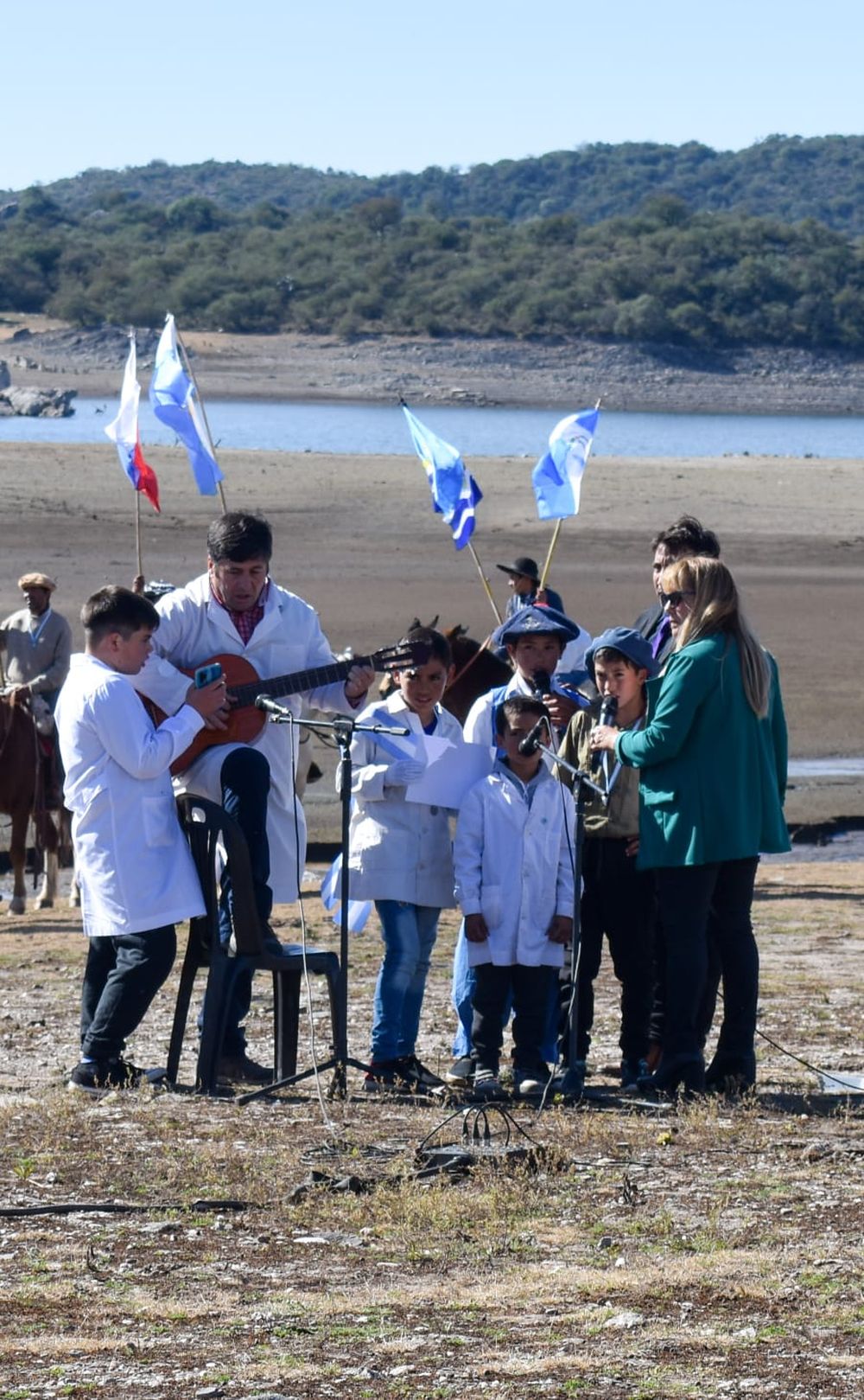 Alumnos de Ancasti prometieron lealtad a la bandera de la patria a orillas del Dique de Ipizca9.jpeg