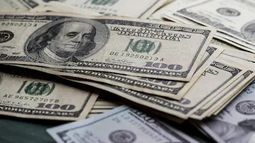El dólar oficial escaló 2%, superó al blue y el minorista rozó los $1.200