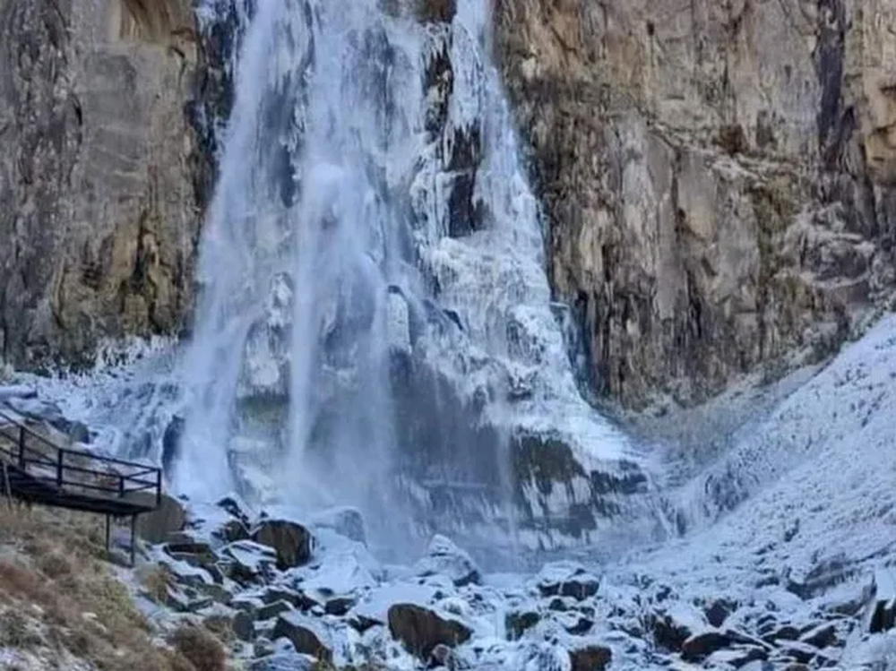 Cascada congelada en Neuquén