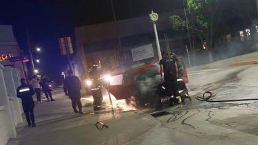 Incendio del remis frente al Palacio Municipal
