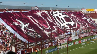 La particular propuesta de Lanús a una hincha a la que le fueron infiel antes de casarse