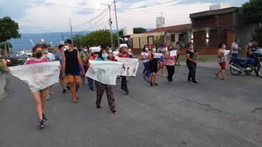 Protesta. Vecinos de barrio Antinaco marcharon frente a la casa del acusado del crimen pidiendo justicia,