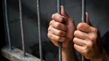 un hombre imputado por violencia de genero y desobediencia judicial seguira detenido