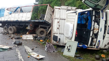 volco un camion en la cuesta del totoral