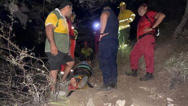 rescatan a una mujer que se lesiono mientras hacia senderismo en casa de piedra