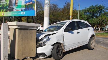Auto terminó incrustado contra un puente