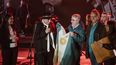 Gran vidriera. Acompañado por Daniel Scioli, el gobernador Jalil obsequia un poncho al Chaqueño Palavecino. Gran vidriera. Acompañado por Daniel Scioli, el gobernador Jalil obsequia un poncho al Chaqueño Palavecino.