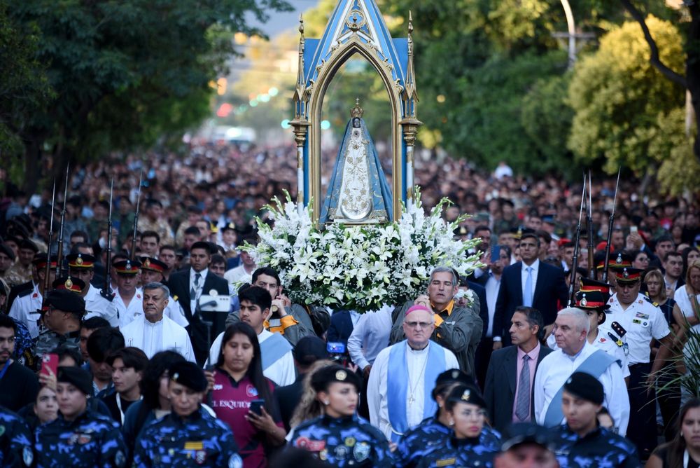 Veneración. 96 delegaciones de peregrinos, instituciones y organismos caminaron junto a la sagrada imagen.